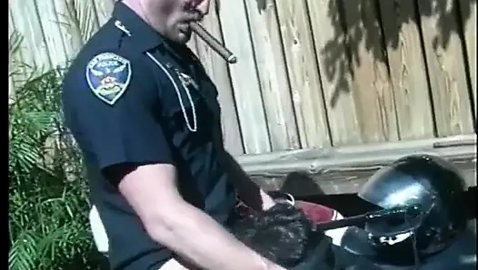 Polis sıkı götlü motorcu götünü sikiyor