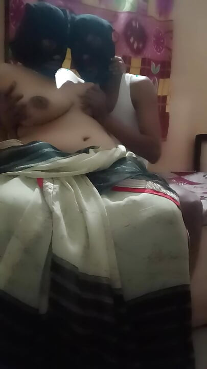 Seksi evli kadın patronuyla sikişiyor ve emiyor