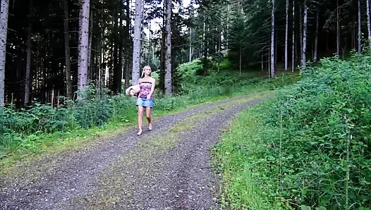 Harika büyük memeli orta yaşlı seksi kadın dildoyla mastürbasyon yapıyor ve yüzüne iki büyük yarakla boşalıyor