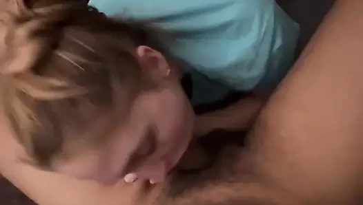 Genç sürtük yarak emiyor