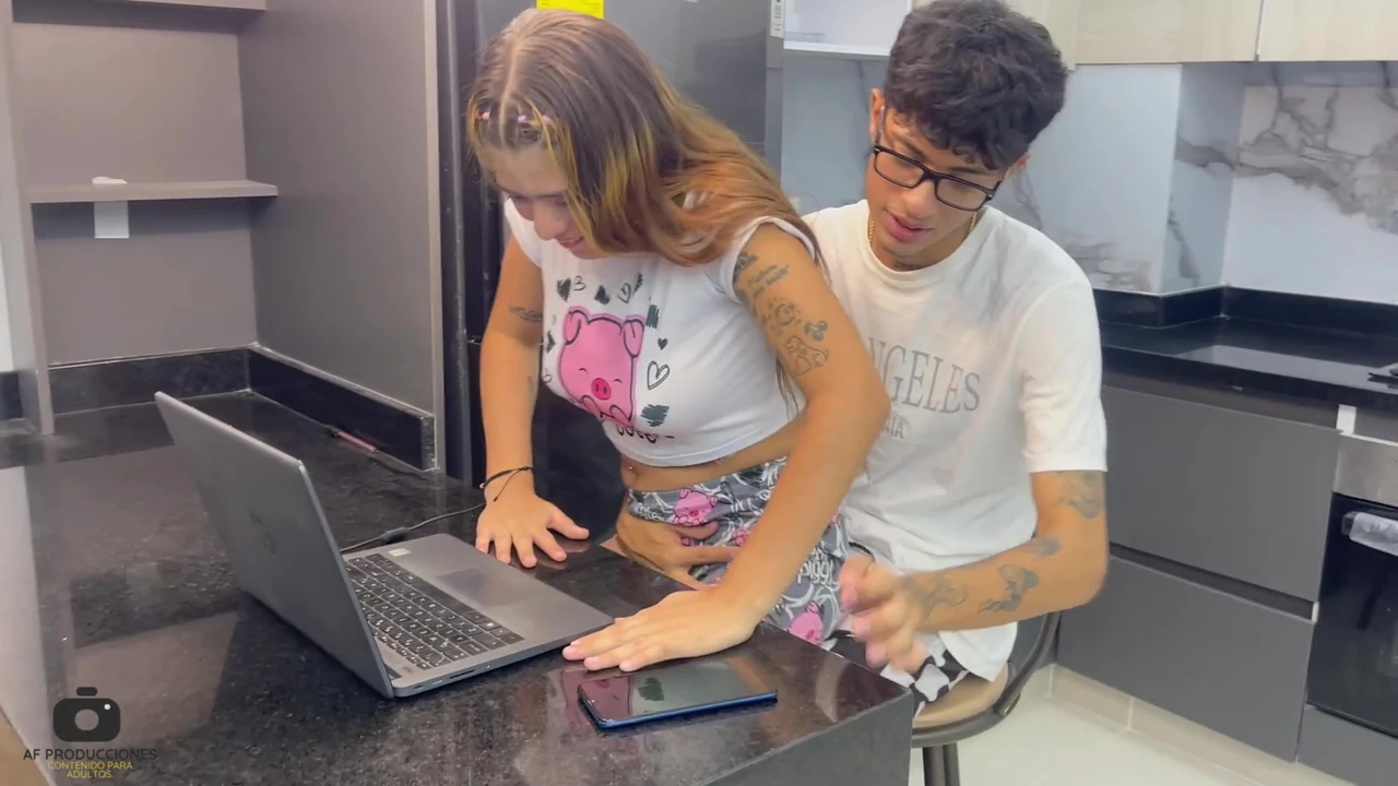 मैं अपनी छोटी सौतेली बहन को सिखाता हूं कि उसे मेरे विशाल लंड को महसूस करते हुए अपने कंप्यूटर के साथ कैसे खेलना है।