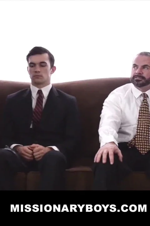 Elder Buckley ve Elder Riley yoğun grup sekste yaşlı erkekleri tatmin ediyor