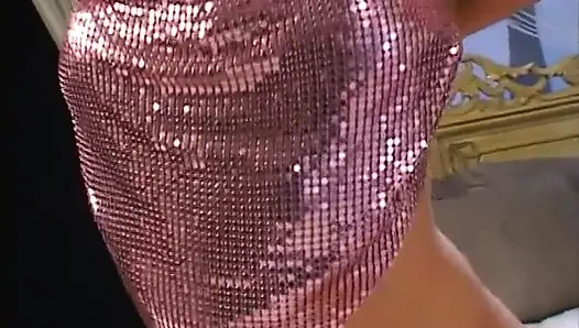 Güzel Asyalı güzel kadın yeni oyuncağını test etmeden önce sigara içmeyi seviyor