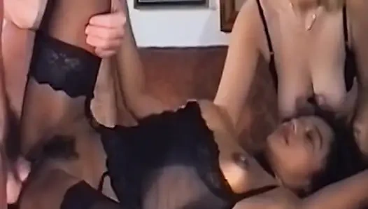 İki yaramaz Alman bayan üçlü sekste yarağı paylaşmak zorunda