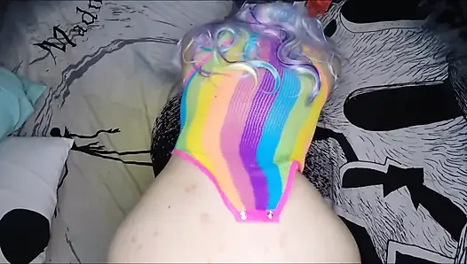 Neon gotik kızın en sevdiği oyuncağı