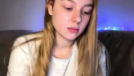 Jucielussie seksi elbisesiyle sıkı amcığını parmaklıyor