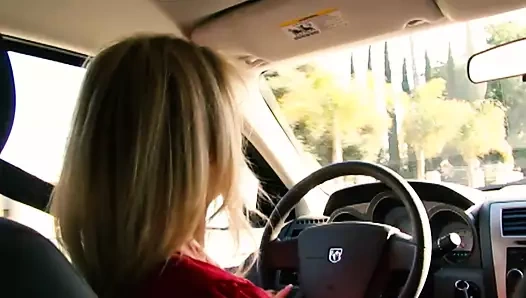 Bridgette Lee mandallı genç erkek avcısı olmayı seviyor