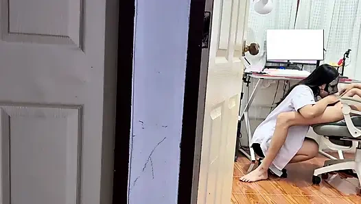 Mastürbasyon yapıyordu, içeri girip yardım etmeliydim.