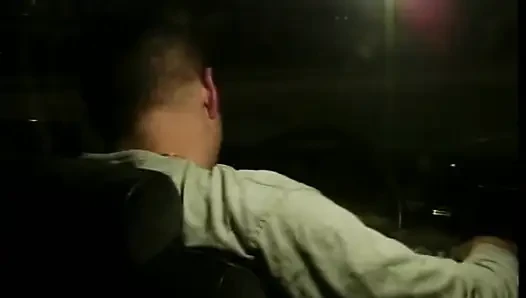 Azgın sarışın orta yaşlı seksi kadın arabada ve kanepede tutkuyla biniyor