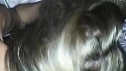 Cuckold karısının amını yalıyor