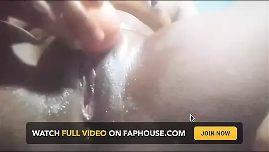 Malay kız elma ile seks yapmayı sevdiğim bir arkadaşa ihtiyaç duyuyor