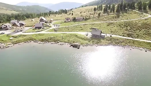 Deri Pantolonlu Büyük Memeli Sarışın Alp Kulübesinde Sikiliyor