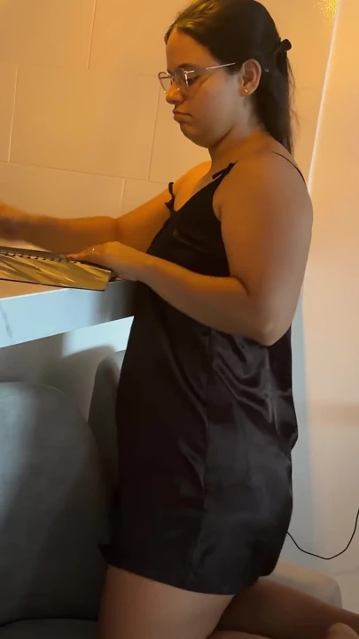 Üvey kardeşim, ödevime yardım eder misin? Zor zamanlar geçiriyorsun!