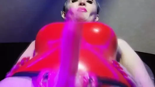 Kırmızı kauçuk dominatrix eva lateks kadın egemenliği bdsm solo takma yarakla büyük götlü olgun fetiş ateşli seksi