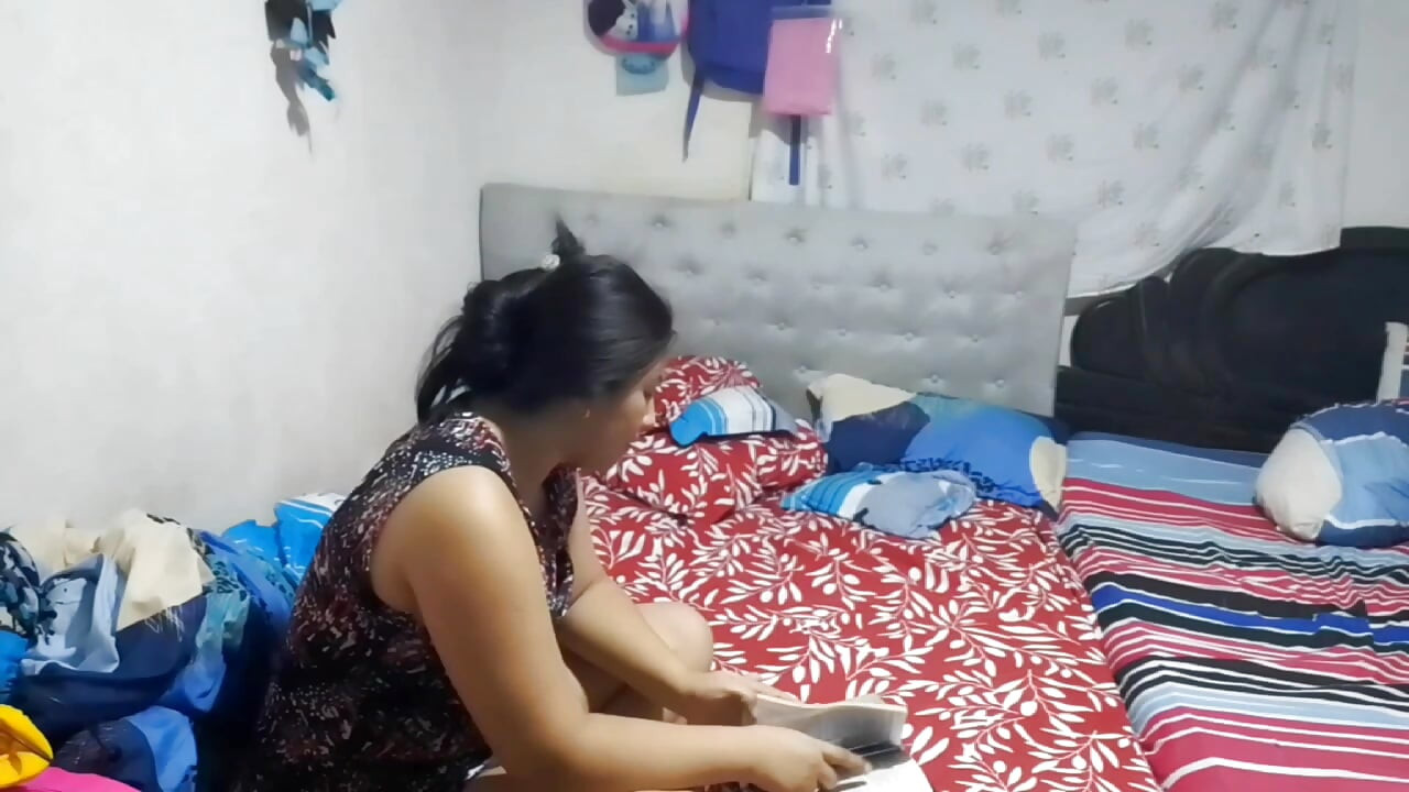 İncil'i inceliyorum ve üvey babam geliyor ve beni büyük yarağıyla günaha sokuyor