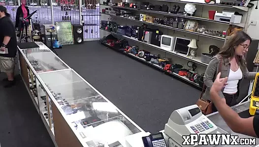 Ateşli sert bir pazarlık sürüyor ve rehinci dükkanında sikikleri