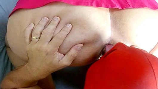 Pembe etekli maskeli evli kadın yoğun oral zevk ve yüze oturma zevki için sıkı arka kapısını sunuyor