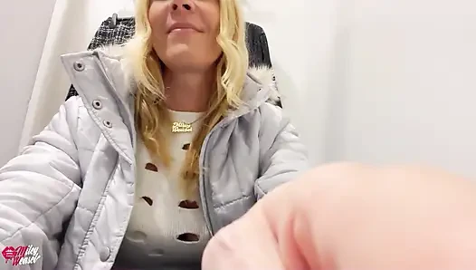 Soyunma odasında fişe girmiş sarışın bir orospu