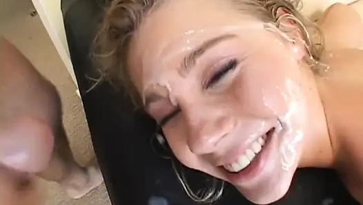 Siyah dev yarağımı em, sürtük sarışın küçük fahişe: seni daha sert ve sert sikmek istiyorum!!