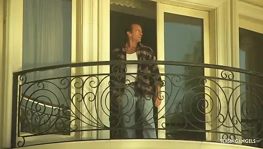 Güzellik gecenin ortasında yarak emiyor ve üstüne çıkıyor