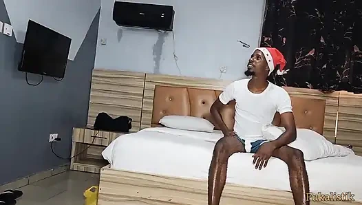 18 yaşındaki seksi genç Chidera evde yalnızken büyük zenci yarağı üvey babadan Noel hediyesi olarak amını dağıtıyor