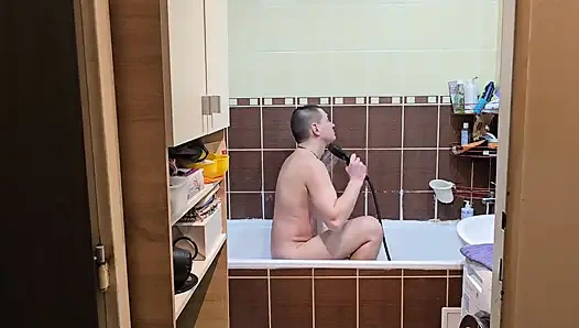 Birlikte duş alırken ateşli sekse dönüşüyor ve karısının amının dölle dolmasıyla bitiyor