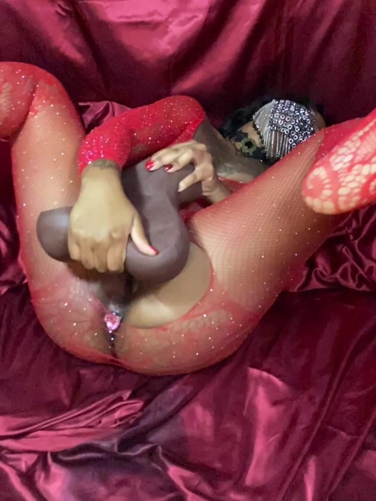 Наполняю сливками весь этот большой хуй! Ты бы подумала, что это кончает в меня