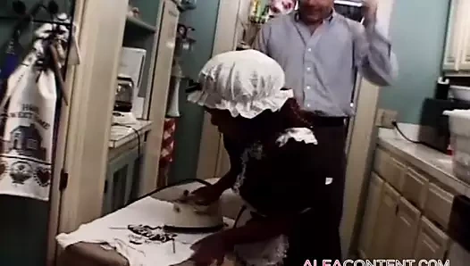 Yatakta ırklararası sikiş