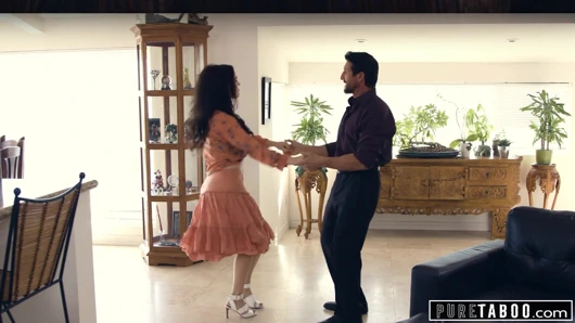 Saf tabu üvey anne üvey amca ile genç yakalandı ve katıldı