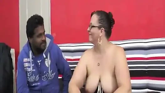 Olgun SSBBW 5 adam tarafından poposundan sikilir ve ağzına bir ton boşalma alır