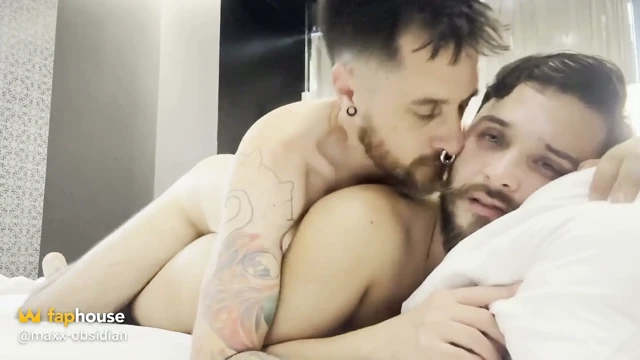 Barcelona'da çok iyi bir oğlan alıyor - otel odasında sakso ve prezervatifsiz kambur