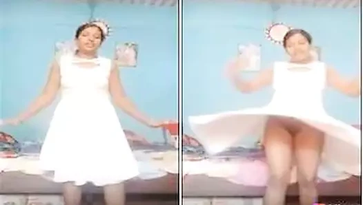 Özel- sevimli tamil kız seçki gösteri içinde...