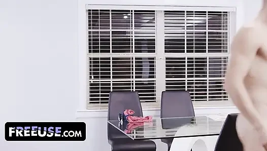 Minyon Bailey Base uygun fiyatlı yeni bir daire için ev sahibinin sapık sözleşmesini imzalıyor