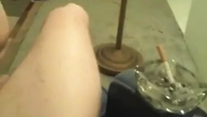 Sıcak seksi esmer sigara içme ve mastürbasyon