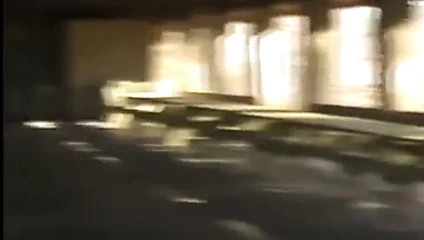 Bir futbol forması ve mini etekle oynayan Kitty