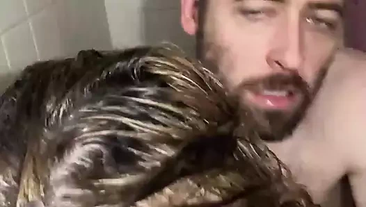 Duşta emiyor ve sikişiyor