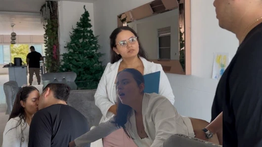 Bir emlakçı mülkünü satmak için yemek odasında ziyaret sırasında sikiliyor!!