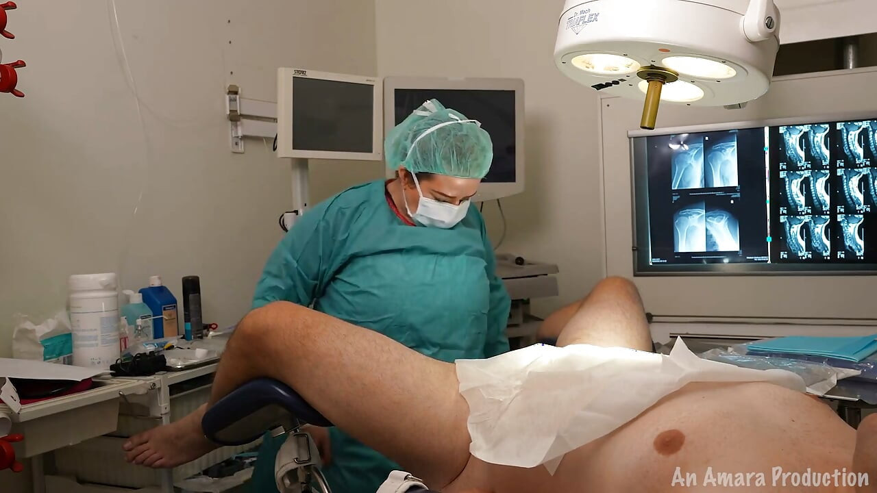 Kısır cerrahi lateks eldivenler ve sabahlık ile ses.