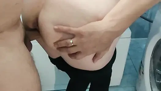 Bakış açısı olgun orta yaşlı seksi kadın amından sikiliyor