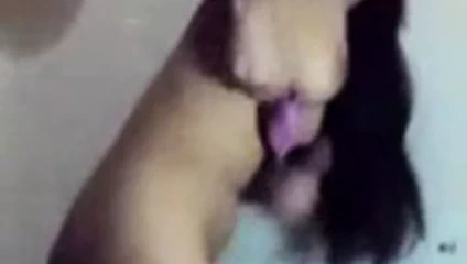 Sıcak kız gösteren memeler ve kıllı kedi içinde duş için ona boyfr