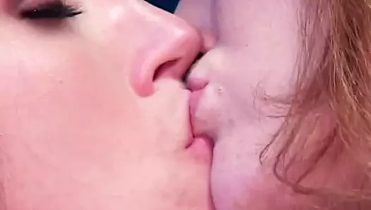 Kızıl saçlı bayanlar kanepedeyken amlarını ateşe veriyor