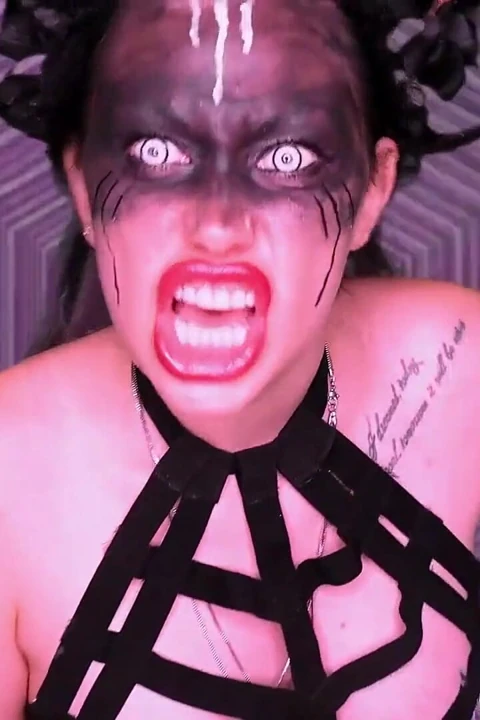 Succubus'un içine boşaldıktan sonra, zevk o kadar zor olacak ki hayattaki başka hiçbir şey bir daha tatmin olmayacak! Mesmerizin