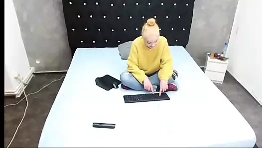 Amelia büyük memeli kamera kızı Sally