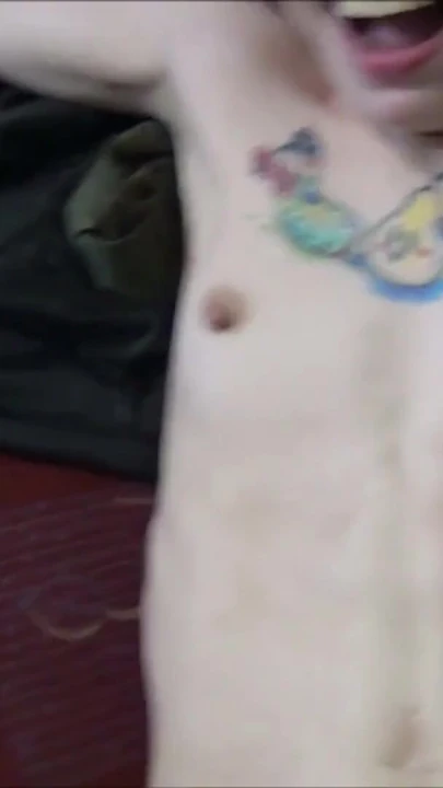 Незабываемый момент из "Худенькая рыжая эмо-тинка трахается в чулках огромным черным членом в видео от первого лица"