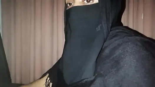 Club orta yaşlı seksi kadın mak'ı giydirmeye hazırlanıyor