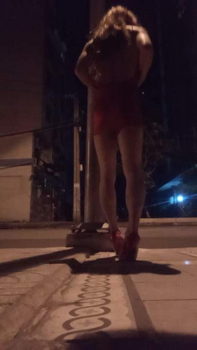 Ben seksi elbise ile sokakta bir kaltağım