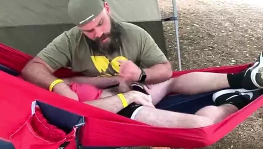 Bir adamı hamakta emmek