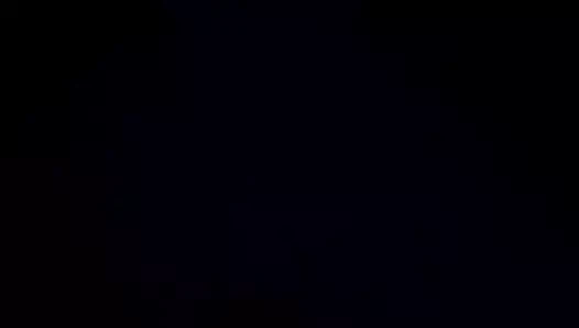 Carmi amını parkta bir adama verir.