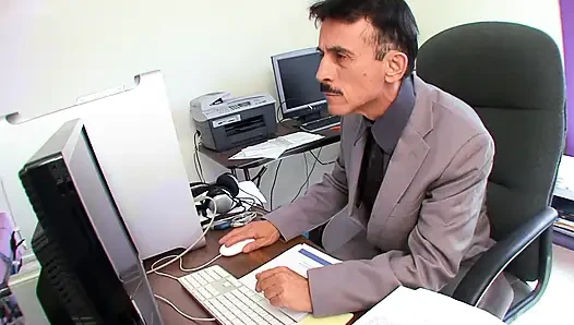 Şanslı olgun yaşlı adam büyük memeli bu mükemmel genç esmeri sikiyor