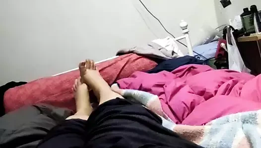 ayaklarımla yatakta oynuyorum